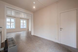 Ontdek dit gezellig 1-slaapkamerappartement te koop, rustig gelegen langs de Sint-Sebastiaanstraat te midden van het bruisende stadscentrum van Oostende. Dit pand geniet van een uitstekende locatie op wandelafstand van het Marie-Joséplein, het strand, het openbaar vervoer en tal van voorzieningen. Gevestigd in een kleinschalig gebouw met slechts twee appartementen, geniet u hier van alle troeven die de stad te bieden heeft.Indeling:- lichtrijke leefruimte - keuken voorzien van een gasfornuis met oven en een dubbele spoeltafel- nachthal- badkamer uitgerust met een lavabo en een ligbad voorzien van douchestang- volwaardige slaapkamer (14m²)- afzonderlijk toiletBovendien beschikt dit appartement over een handige, privatieve zolderruimte (15m²) op de derde verdieping, vlot te betreden via de gemeenschappelijke gang.Pluspunten:- kleinschalige residentie - geen syndicuskosten- absolute toplocatie - extra bergruimte dankzij de privatieve zolderBent u op zoek naar een gezellig appartement te koop te midden van het stadscentrum van Oostende? Contacteer ons snel voor een bezoek ter plaatse!Bestuursmaatregelen in het maatregelenregister: nee