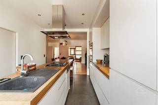 <p><strong>1-slpk appartement met optie tot 2 te koop te Boelaer Park!</strong></p><p>Ontdek dit instapklare appartement in Borgerhout, op wandelafstand van het gezellige Boelaer Park en vlakbij de populaire wijk Zurenborg. Met een bewoonbare oppervlakte van 90 m² biedt dit appartement een aangename combinatie van comfort, lichtinval en rust. Het appartement bevindt zich op de tweede verdieping.</p><p>Bij het binnenkomen komt u terecht in de open eetruimte die aansluit op de moderne, kwalitatief ingebouwde keuken. De keuken is uitgerust met een kookeiland en hoogwaardige toestellen van AEG, NOVY, Siemens en Bosch, waaronder een gasvuur, dampkap, oven en koelkast. Vanuit de keuken geniet u bovendien van een open groen uitzicht.</p><p>Aansluitend bevindt zich de ruime badkamer, voorzien van een bad, aparte douche, toilet en dubbele wastafel. Verder leidt de leefruimte naar de ruime slaapkamer met aansluitende dressing. Deze dressing wordt momenteel als kledingruimte gebruikt, maar kan eenvoudig worden omgevormd tot een volwaardige tweede slaapkamer, bureau of hobbyruimte.</p><p>Doorheen het volledige appartement zorgen de grote raampartijen en het open uitzicht voor een aangename en rustige woonbeleving.</p><p><strong>Troeven:</strong></p><p>• 1 ruime slaapkamer met dressing (mogelijkheid tot 2 slaapkamers)<br />• Geen gemeenschappelijke kosten<br />• Volledig instapklaar<br />• Gerenoveerd in 2020<br />• Zeer laag KI<br />• Gunstig gelegen nabij winkels, openbaar vervoer en invalswegen<br />• Vlakbij Zurenborg<br />• Veel natuurlijke lichtinval en open groen uitzicht</p><p><em><i>Wegens EPC-label F is de renovatieplicht van toepassing.</i></em></p>
