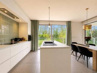 <h1><span>Energiezuinig appartement in een groene oase</span></h1><h1><span> </span></h1><h1><span>Bent u op zoek naar een ruim en stijlvol appartement dat voorzien is van alle hedendaags comfort? Dan is dit een unieke opportuniteit.</span></h1><h1><span> </span></h1><p><span>Gelegen in een prachtige, groene omgeving en op korte afstand van de stad, bevindt zich dit </span><span>instapklaar appartement</span><span> met </span><span>twee slaapkamers</span><span>. </span></p><p><span>Het appartement beschikt over een </span><span>open</span><span>, volledig uitgeruste </span><span>keuken </span><span>die naadloos overgaat in een lichtrijke </span><span>leefruimte</span><span>. </span></p><p><span>Daarnaast zijn er een praktische </span><span>berging</span><span>, een moderne </span><span>badkamer </span><span>met douche en een </span><span>apart toilet</span><span>.</span></p><p><span>Een absolute troef is het uitzonderlijk </span><span>ruim </span><span>en </span><span>zonnige terras </span><span>dat rondom het appartement loopt. </span></p><p><span>Vanuit elke kamer heeft u directe toegang tot dit terras, waar u in alle rust kunt genieten van het groene uitzicht.</span></p><p><span>Het gebouw combineert een aansluiting op het warmtenet van Roeselare met zonnepanelen, wat bijdraagt aan een duurzaam en energiezuinig wooncomfort.</span></p><p><span>Verder zijn een </span><span>ondergrondse staanplaats </span><span>en een extra </span><span>kelderberging </span><span>inbegrepen in de prijs. </span></p><p><span> </span></p><p><span>Op het domein komt u volledig tot rust en geniet u van maximale privacy. </span></p>
