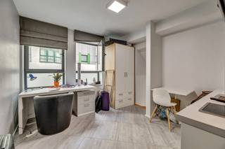 Voor meer info of bezoek, bel 02/884.23.23 - Op zoek naar een rendabele investering of een comfortabele plek voor je kind om te studeren? Deze studio in het bruisende Dansaert is de perfecte keuze! Gelegen op wandelafstand van de universiteit/hogeschool, biedt deze studio alles wat een student nodig heeft. De studio beschikt over een kitchenette en bureauhoek, enkele trapjes naar beneden vinden we de slaapkamer en douchekamer. Waarom kiezen voor deze studio? Toplocatie: Op een steenworp afstand van openbaar vervoer, winkels en uitgaansgelegenheden. Rendement: Gegarandeerd huurinkomen dankzij de constante vraag naar studentenkamers in Brussel. Aarzel niet om contact op te nemen voor een bezichtiging!