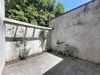 Deze ruime gezinswoning te huur in Brugge geniet van een rustige ligging in de residentiële Balsemboomstraat. U bevindt zich hier in een aangename, rustige omgeving, maar toch met een vlotte bereikbaarheid naar het centrum van Brugge en belangrijke invalswegen. Dit maakt het de ideale thuis voor wie op zoek is naar rust en ruimte, gecombineerd met praktisch wooncomfort.<br /><br />De lichtrijke woonkamer staat geheel in het teken van rust en gezelligheid. U ontspant er in een ruime zithoek waar het zonlicht heerlijk binnenvalt. Vanuit de leefruimte loopt u naadloos over naar de open keuken. Daarnaast heeft u direct toegang tot de zonnige stadskoer, een fijne en onderhoudsvriendelijke plek om het hele jaar door buiten te vertoeven.<br /><br />De badkamer is compleet uitgerust, voorzien van een ruim ligbad en een lavabomeubel met opberkasten. Daarnaast beschikt de woning over twee volwaardige slaapkamers. <br /><br />Indeling:<br /><br />- inkom - ruime woonkamer- lichtrijke open keuken - badkamer voorzien van ligbad - 2 slaapkamers - stadskoer<br /><br /><br />Algemeen:<br /><br />- Huurprijs: € 895,00 /maand<br />- EPC C<br /><br />Wenst u meer info en/of een bezoek? Neem dan contact met ons op via onze website. We helpen u graag verder.<br /><br />De snelste manier om een bezoek te brengen aan dit pand? Vraag je bezoek aan via de roze knop op onze website (www.dewaele.com) en je wordt gecontacteerd door één van onze verhuurexperten.