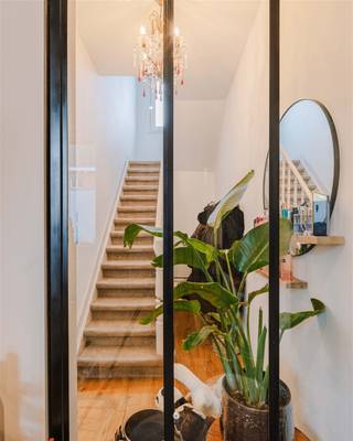 <p><span>Op zoek naar een tot in de puntjes gerenoveerde woning met zonnige tuin én garage? Ontdek dan zeker deze charmante woning in het centrum van Grembergen.</span></p><p><span> </span></p><p><span>Achter deze charmante gevel schuilt een volledig gerenoveerde woning, die in 2021 volledig opnieuw werd opgebouwd met veel oog voor detail, kwaliteit en energiezuinigheid. Deze instapklare woning biedt een uitstekende energieprestatie (EPC A), conforme elektriciteit en is volledig asbestveilig.</span></p><p><span> </span></p><p><span>De belangrijkste troeven op een rij:</span></p><ul><li><span>Volledig heropgebouwd in 2021 met hoogwaardige materialen</span></li><li><span>Uitstekende energiescore (EPC A)</span></li><li><span>Zeer ruime leefruimte met open leefkeuken</span></li><li><span>Aangelegde tuin en grote garage (22 m²)</span></li></ul><p><span> </span></p><p><span>Indeling gelijkvloers:</span><span><br />Bij het betreden van de woning komt u in de bijzonder ruime leefruimte, ingedeeld met een gezellige zithoek en een volledig ingerichte leefkeuken. Verder beschikt het gelijkvloers over een praktische berging en een gastentoilet. De zonnige tuin is volledig aangelegd. Achteraan bevindt zich de ruime garage van 22 m², met bovendien extra parkeermogelijkheid voor de garage. </span></p><p><span> </span></p><p><span>Eerste verdieping:</span><span><br />De nachthal geeft uit op een ruime slaapkamer (15 m²) en een stijlvolle badkamer, uitgerust met een dubbele lavabo, een comfortabele inloopdouche en een toilet.</span></p><p><span> </span></p><p><span>Tweede verdieping:</span><span><br />Onder het dak bevindt zich de master bedroom, open tot in de nok, wat zorgt voor een bijzonder ruimtelijk geheel. Mogelijkheid om deze ruimte op te splitsen in 2 aparte slaapkamers (technieken reeds voorzien).</span></p><p><span> </span></p><p><span>De woning onderging in 2021 een bijzonder grondige heropbouw, waarbij alle essentiële elementen werden vernieuwd, waaronder het dak, de vloeren met isolatie, de technieken en de installaties. Dit maakt deze woning een bijzonder zorgeloze investering! </span></p><p><span> </span></p><p><span>Kortom:</span><span> een tot in de puntjes gerenoveerde woning met tuin, garage, ideaal gelegen nabij het centrum van Grembergen. </span></p><p><span> </span></p><p><span>Interesse? Contacteer Axel Lenaerts makelaars voor meer informatie of een bezoek ter plaatse.</span></p><p><span> </span></p>