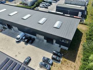 Deze KMO-unit van 288 m², aangevuld met een mezzanine van 140 m² + deel buitenopslag mogelijk, biedt tal van mogelijkheden voor opslag, logistieke activiteiten of een atelier.<br /><br />Het magazijn is degelijk geïsoleerd en opgetrokken uit een staalconstructie met betonnen gevelpanelen. De voorzijde is afgewerkt met een betonnen plint van 2 meter hoog, gecombineerd met geïsoleerde sandwichpanelen. Dankzij de vrije hoogte van circa 7 meter is de unit ook geschikt voor hogere opslag.<br />De bedrijfsruimte beschikt verder over een gepolierde betonvloer, een steeldeck dak, lichtstraten die zorgen voor veel natuurlijke lichtinval en een sectionale poort van 4 m breed en 4,5 m hoog, aangevuld met een aparte toegangsdeur.<br /><br />Bij de unit zijn bovendien twee privatieve parkeerplaatsen inbegrepen.<br /><br />ALGEMENE INFO:
<ul>
<li>2 privatieve parkeerplaatsen inbegrepen</li>
<li>Uitstekende bereikbaarheid</li>
<li>Beschikbaarheid: te bespreken.</li>
<li>De huurprijs is exclusief btw, onroerende voorheffing, gemeenschappelijke kosten en privatieve kosten.</li>
</ul>
Voor meer informatie of een bezoek ter plaatse kunt u ons steeds contacteren op 0475 32 51 89.
