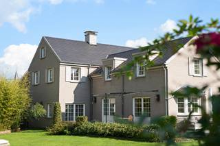 Cette maison de qualité en ossature bois massif, construite en 2015, allie un design réfléchi à une atmosphère chaleureuse et naturelle, ainsi qu’à...