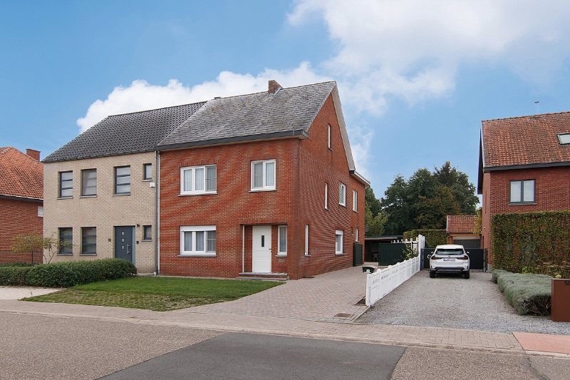 TRADITIONELE WONING VLAK BIJ DE STAD EN HET KANAAL - foto 1