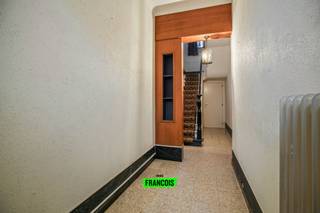 Deze te renoveren/op te frissen rijwoning, gelegen in een rustige straat vlakbij allerlei voorzieningen (Colruyt, bakkerij, slagerij, horeca...