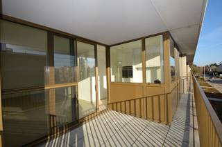 Energiezuinig nieuwbouwappartement op de eerste verdieping met 1 slaapkamer, prachtig terras, ondergrondse autostaanplaats en kelder, gelegen te centrum Ranst, bestaande uit: leefruimte met veel lichtinval, directe toegang via schuifraam naar het ruime terras met ideale zuid oriëntatie; volledig ingerichte keuken voorzien van alle toestellen; handige bijkeuken met aansluiting voor wasmachine; apart toilet met handenwasser; slaapkamer en badkamer voorzien van douche en lavabomeubel. Voorts beschikt het appartement over een ondergrondse autostaanplaats en privatieve kelderberging. Nieuwbouwappartement met alle modern comfort zoals vloerverwarming met warmtepomp, individuele zonnepanelen, ramen in aluminium schrijnwerk met hoogrendementsbeglazing, enz. Het appartement is reeds volledig geschilderd! Provisie maandelijkse lasten: 70 euro. Maximaal E-peil: 30. Onmiddellijk beschikbaar of overeen te komen.