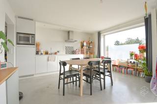 Goed gelegen Instapklaar loft-stijl appartement met terras en 2 slaapkamers.  Indeling: Inkom met afzonderlijk toilet, ruime living met open keuken - volledig ingericht met toestellen. 2 slaapkamers,  berging/wasplaats en ingerichte badkamer met inloopdouche en lavabo-meubel. - Centrale verwarming op aardgas. - EPC 82-kWh/m² (UCEP06313) - Centraal gelegen aan het commercieel centrum van Beernem, vlakbij winkels, scholen, openbaar vervoer, E40, station.<br /><br />INFORMATIE:<br />- Beschikbaar vanaf 01/12/2026<br />- HUURPRIJS: 820 EUR/maand<br /><br /><strong>Reserveer tijdig uw bezoek!  enkel via mail - info@perspectiefvastgoed.be</strong><br /> 