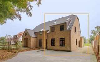 <p><span>Recent gebouwde, ruime halfopen bebouwing (2022) met gebruik van kwalitatieve en tijdloze materialen gelegen op een top locatie te Essen-Heikant</span></p><p><span> </span></p><p><span>Gelijkvloers</span></p><p><span>Welkom in de ruime inkomhal van deze recente halfopen bebouwing met gastentoilet en handenwasser.</span></p><p><span>De grote leefruimte baadt in het licht en biedt vooraan een extra polyvalente kamer — ideaal als bureau, speelkamer of hobbyruimte.</span></p><p><span>Achteraan vind je de volledig ingerichte landelijke eiken keuken met ziteiland. Deze kwaliteitskeuken is uitgerust met:</span></p><p><span>-vaatwasmachine</span></p><p><span>-combi-oven</span></p><p><span>-oven</span></p><p><span>-inductiekookplaat met dampkap</span></p><p><span>-koelkast</span></p><p><span>-dubbele spoelbak</span></p><p><span> </span></p><p><span>Via het grote schuifraam stap je zo de tuin in.</span></p><p><span>Aansluitend vind je de wasplaats met voorziening voor wasmachine en droogkast, de technische installaties én een buitendeur richting tuin.</span></p><p><span> </span></p><p><span>Eerste verdieping</span></p><p><span>De open trap met sfeerverlichting brengt je naar de overloop van de eerste verdieping.</span></p><p><span>Hier bevinden zich drie ruime slaapkamers (parketvloer + airco) en een grote badkamer.</span></p><p><span>De badkamer is uitgerust met:</span></p><p><span>-ligbad</span></p><p><span>-inloopdouche met regendouche</span></p><p><span>-dubbele wastafel</span></p><p><span>-toilet</span></p><p><span> </span></p><p><span>Tweede verdieping / duplexruimtes</span></p><p><span>De twee slaapkamers achteraan bieden elk toegang tot een eigen duplexruimte — ideaal als extra slaapkamer, speelruimte of dressing.</span></p><p><span>Eenvoudig plaatsen van een vaste trap, reeds ingetekend op de plannen.</span></p><p><span> </span></p><p><span>Kelder</span></p><p><span>Kruipkelder onder de volledige woning.</span></p><p><span> </span></p><p><span>Tuin</span></p><p><span>Geniet van een grote, onderhoudsvriendelijke tuin met houten tuinhuis.</span></p><p><span>Aan de woning ligt een aangelegd terras.</span></p><p><span>Vooraan vind je een brede oprit met autostaanplaats én via de zijkant kan je met de wagen doorrijden tot in de tuin.</span></p><p><span> </span></p><p><span>Bijzonderheden</span></p><p><span>Recent gebouwde woning (2022) met nieuwste technieken én isolatie - volledig onder registratierechten (GEEN BTW)</span></p><p><span>Instapklaar</span></p><p><span>Gegeerde, rustige ligging</span></p><p><span>Tijdloze en kwalitatieve materialen</span></p><p><span>Zeer veel ruimte binnen én buiten</span></p><p><span>Onderhoudsvriendelijke ruime tuin</span></p><p><span>3 ruime slaapkamers waarvan 2 met duplexruimte + apart bureau </span></p><p><span>Conform gekeurde elektriciteit</span></p><p><span>Zeer gunstig EPC: A (vloerverwarming, warmtepompen, uitstekend geïsoleerd, hoogrendementsglas,...) </span></p><p><span>Waterput 5.000 liter</span></p>