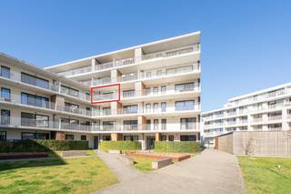 Recent lichtrijk energiezuinig nieuwbouwappartement met 2 terrassen en 2 slaapkamers in het hartje van Aalter.<br /><br />Koop dit appartement aan 2% verkooprechten in plaats van 21% BTW. 94m² bewoonbare oppervlakte<br />Mogelijkheid tot investering voor verhuur. <br /><br />Het appartement op het derde verdiep scoort zeer goed qua energiezuinigheid dankzij de warmtepomp gecombineerd met vloerverwarming, isolerende beglazing, vloer- en muurisolatie, ventilatie type D, zuidgericht terras, ... <br /><br />Indeling: <br />- Ruime inkomhal, <br />- Lichtrijke leefruimte met open keuken (combi-oven/microgolf, vaatwas, kookplaat, dampkap en koelkast),<br />- Berging met aansluiting tot wasmachine,<br />- 2 ruime slaapkamers zijn uitgerust met databekabeling waarvan 1 grenst aan een achterliggend extra terras, <br />- Badkamer (dubbele wastafel met spiegelkast en inloopdouche), <br />- Afzonderlijk toilet. <br />- Private kelderberging met stopcontact op -1. <br /><br />Buiten: <br />Ruim zuidgericht terras waarop je uitkijkt op het park en de binnentuin. Doordat het in de tweede bouwlinie ligt is het er toch rustig vertoeven zo dicht bij het centrum. <br />Extra terras aanpalend aan de masterbedroom met uniek rustgevend uitzicht. De terrassen beschikken over stopcontact en buitenverlichting en zijn voorzien van vliegenramen. <br /><br />De ondergrondse parkeerplaats kan mee aangekocht worden indien gewenst. Deze residentie is zeer praktisch voorzien van een gemeenschappelijke fietsenstalling, vuilnisverzamelpunt en aangelegde tuin.<br /><br />Het appartement heeft een erg aantrekkelijke ligging. Het is gelegen op wandelafstand van het station van Aalter en openbaar vervoer, winkels, restaurants, scholen en sportfaciliteiten. Daarnaast is er een uitstekende verbinding met de wagen naar het binnenland en de kust via de E40. <br /><br />Heeft u interesse, contacteer voor meer info via 0478/45 44 21 of mattheeuws_maes@hotmail.com