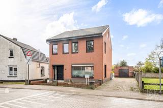 Deze charmante woning biedt een ideale combinatie van <strong>ruimte, comfort en kindvriendelijkheid</strong>. Recht tegenover de woning ligt een speelpark, waardoor kinderen veilig en dichtbij kunnen spelen.<br />Binnen vind je een <strong>lichtrijke leefruimte</strong>, een <strong>praktische keuken met tuinzicht</strong>, <strong>drie slaapkamers</strong> en een <strong>ruime badkamer</strong> met ligbad. Buiten geniet je van een <strong>grote, zonnige tuin</strong>, een <strong>overdekte buitenruimte</strong> en een <strong>aparte garage</strong>.<br /><strong>Troeven:</strong>
<ul>
<li><span>Rustige, kindvriendelijke ligging</span></li>
<li><span>Speelpark recht tegenover de woning</span></li>
<li><span>Drie volwaardige slaapkamers</span></li>
<li><span>Grote tuin met privacy</span></li>
<li><span>Overdekte buitenruimte + aparte garage</span></li>
</ul>
Benieuwd naar deze woning? Neem contact op met onze makelaar Yves op het nummer +32 476 59 77 10 voor een bezichtiging.<br />Bezichtigingen kunnen steeds doorgaan op <strong>dinsdag (18h-20h) en vrijdag (14h30-19h30)</strong>.<br />