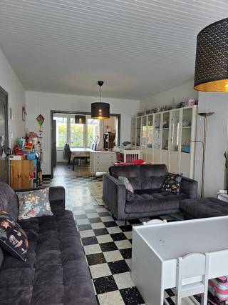 Instapklare halfopen bebouwing met 4 slaapkamers, tuin en garage in Kessel-Lo (Leuven)<br />Instapklare halfopen bebouwing met 4 slaapkamers, tuin en garage op een toplocatie in het gegeerde Kessel-Lo (Leuven). Gelegen in een rustige straat op wandel- en fietsafstand van Leuven-centrum, station, scholen en openbaar vervoer. Ideaal voor wie comfortabel en rustig wil wonen met alle voorzieningen vlakbij.<br />Indeling van de woning<br />Gelijkvloers:<br />- Inkomhal<br />- Ruime en lichtrijke living met zicht op de tuin<br />- Volledig uitgeruste keuken<br />- Gastentoilet<br />Eerste verdieping:<br />- 3 slaapkamers (waarvan 1 momenteel bureau)<br />- Badkamer<br />Tweede verdieping:<br />- 1 grote slaapkamer<br />- Overloop (mogelijkheid extra bergruimte of hobbyruimte)<br />Kelder:<br />- Kelder met aansluiting wasmachine en droogkast<br />Extra troeven<br />- Instapklaar<br />- Halfopen bebouwing<br />- 4 slaapkamers<br />- Garage + oprit<br />- Tuin<br />- Rustige en kindvriendelijke buurt<br />- Nabij scholen, zwembad en openbaar vervoer<br />- Op fietsafstand van Leuven-centrum en station<br />- PVC dubbele beglazing<br />- Centrale verwarming op aardgas<br />- Dakisolatie<br />Ligging<br />Gelegen in het gegeerde Kessel-Lo (Leuven) met vlotte verbinding naar Leuven-centrum, E314 en omliggende gemeenten.<br />Contact<br />Info en bezoek op aanvraag:<br />Email: silviedesimpelaere@hotmail.com<br />GSM/WhatsApp: 0493 85 92 75<br />