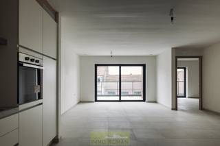 Gelegen in het hart van Avelgem, biedt dit stijlvolle, gelijkvloerse nieuwbouwappartement in 'Residentie Meersenzicht' alles wat je nodig hebt voor comfortabel wonen. Dankzij de uitstekende ligging ben je op korte afstand van winkels, scholen en belangrijke verkeersverbindingen.<br /><br />In het appartement zien we een inkomhal, gastentoilet, leefruimte met volledig ingerichte keuken, wasplaats, 1 slaapkamer, badkamer met dubbele lavabo en een inloopdouche. Terras van 3,70m².<br /><br />Eigenschappen:
<ul>
	<li>Energiezuinig (E-peil = 45)</li>
	<li>Verwarming door lucht-water warmtepomp en vloerverwarming</li>
	<li>Ventilatiesysteem type D</li>
	<li>Gemeenschappelijke fietsenberging</li>
	<li>Optioneel een parkeerplaats aan te kopen</li>
</ul>
Met een woonoppervlakte van 92 m² biedt dit appartement een perfecte balans tussen comfort en functionaliteit. Dankzij het energiezuinige karakter geniet u van lage energiekosten en een aangename woonervaring.<br /><br />Prijs: exclusief BTW, registratie en bijkomende kosten.<br /><br />Meer info of een bezoek? Contacteer Kyamo De Smet: 0479 06 13 71