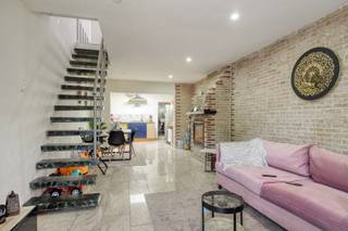 Ben je op zoek naar een halfopen bebouwing nabij het Station van Wetteren? Zoek niet verder! Deze woning in de Spoorweglaan 133 heeft wat je zoekt. <br /><br />Indeling gelijkvloers:<br />- Woonkamer met uitgeruste open keuken<br />- Wasplaats<br />- Badkamer met douche en toilet<br /><br />Indeling eerste verdieping:<br />- 1 slaapkamer<br />- Ruime overloop (optie tot derde slaapkamer)<br /><br />Indeling tweede verdieping:<br />- Zolderkamer via vaste trap<br /><br />Bijzonderheden:<br />- Er is een simulatie van het EPC-attest (EPC D) aanwezig met de volgens de eigenaar gebruikte isolatie in de woning<br /><br />Mis deze kans niet en vraag vandaag nog jouw bezoek aan! <br /><br />Bij Albert kom je thuis