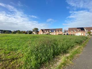 Op een rustige maar uiterst centrale ligging verrijst binnenkort een prachtige verkaveling, harmonieus ingebed in het groen. In deze doodlopende straat geniet u van rust, privacy en een veilige omgeving, ideaal voor gezinnen en levensgenieters.<br /><br />Het voorlopige verkavelingsplan omvat 22 ruime bouwloten voor open en halfopen bebouwingen, met oppervlaktes van 326,7 m² tot 788,5 m². De indeling van de percelen kan nog worden aangepast en samenvoegen behoort eveneens tot de mogelijkheden – volledig op maat van uw woonwensen.<br /><br />Dankzij de zuidoost- en zuidwestoriëntatie geniet u de hele dag van natuurlijke lichtinval en zon in uw tuin.<br /><br />In de onmiddellijke omgeving vindt u tal van voorzieningen: speelplein, groenzone, openbaar vervoer, invalswegen, winkels, scholen en supermarkten bevinden zich op korte afstand. Ook het centrum van Sint-Eloois-Vijve en Waregem ligt vlakbij.<br /><br />Of u nu droomt van een warme gezinswoning of zoekt naar een waardevolle investering voor de toekomst – deze verkaveling biedt een unieke opportuniteit.<br /><br />De realisatie gebeurt door Bouwonderneming Feys, garant voor kwaliteit en vakmanschap.<br /><br />Wenst u meer informatie of inzage in de plannen?<br />Neem gerust vrijblijvend contact met ons op – wij helpen u graag verder.<br /><br />De gepubliceerde prijzen zijn voor de bouwgrond exclusief kosten en woning.<br />Stijl van de woning nog vrij te kiezen in overleg met Feys. <br />Toegelaten: 2 bouwlagen + dak.