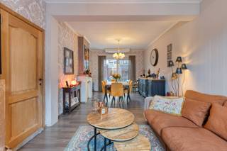 Cette maison rénovée est proposée à la vente dans un endroit facilement accessible à Blankenberge. Néanmoins, la maison se trouve à une courte distance de divers commerces, écoles et principales routes d'accès. Les personnes à la recherche d'un bien immobilier tourné vers l'avenir apprécieront certainement la rénovation énergétique complète, y compris les panneaux solaires et la climatisation.La disposition de la maison est la suivante :Rez-de-chaussée :- Hall d'entrée avec toilettes et accès au spacieux sous-sol - Salon et salle à manger lumineux - Cuisine installée au confort contemporain- Cour de ville confortable avec une bonne orientation- Local de rangement avec buanderie et nombreux placards intégrés1er étage :- Hall de nuit- 3 chambres- Salle de bain2e étage :- Chambre très spacieuse avec possibilité de diviser en deux chambres et une salle de bain supplémentaireGrâce à la rénovation, vous pouvez profiter d'une maison prête à emménager avec une consommation d'énergie favorable. Envisagez-vous d'acheter à Blankenberge ? Alors cette maison avec ses options d'agrandissement est un succès absolu. L'alliance du confort, de l'accessibilité et de la finition fait de cette vente une belle opportunité. N'hésitez pas et planifiez votre visite dans cette maison à Blankenberge, à vendre pour ceux qui se décident rapidement.