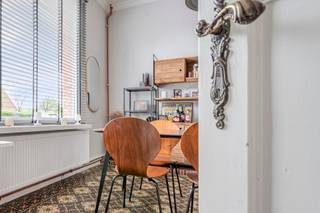 Stap binnen in deze karaktervolle woning waar de charmante art deco elementen harmonieus samengaan met hedendaags wooncomfort. De woning biedt u op het gelijkvloers een inkomhal, een apart toilet, een lichtrijke living met authentieke elementen, een ingerichte keuken met directe toegang tot de veranda en de leuke zuidwest gerichte buitenruimte. Op de tussenverdieping bevindt zich een ruime badkamer met dubbele lavabo, bad, douche en toilet. Op de eerste verdieping zijn er 2 slaapkamers. Dankzij de vele raampartijen en de hoge plafonds baadt de woning in een natuurlijk licht, wat zorgt voor een warme sfeer in elke kamer. De ramen zijn voorzien van dubbele beglazing. Centrale verwarming op aardgas. De woning is uitgerust met 9 zonnepanelen en de elektriciteit is conform. Geen renovatieplicht. Parkeermogelijkheden voor de woning. Rustig gelegen doch op een steenworp van het levendige centrum van Belsele. Goede verbinding naar N41 en E17. Mis deze kans niet en maak vandaag nog uw afspraak.