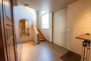 Centraal gelegen, open bebouwing met inkom, gastentoilet, ruime en lichtrijke leefruimte, keuken, wasplaats, ruime berging (vroeger garage), 4 gezellige slaapkamers, bureau, 2 heel recente badkamers met apart toilet, zolder, carport, buitensauna en mooie tuin.<br /><br />Vooraan bevindt zich een functionele praktijkruimte met eigen toegang, airco, sanitair en alarminstallatie. Ideaal voor zelfstandigen als praktijk of kantoor.<br /><br />Troeven:<br />- luxueuze afwerking<br />- 2 heel recente badkamers<br />- leuke, omheinde tuin<br />- voldoende parkeerplaats voor klanten<br />- rustige, goed bereikbare ligging (E17, station)<br /><br />Wenst u de woning met praktijk te komen ontdekken? Vraag uw bezoek aan via mail naar sylvie@immoroba.be of op 09/388.53.53.
