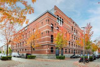 <strong>DUBOIS meets FUGGER. Exclusieve loft kantoorruimte in een industrieel gebouw op toplocatie met een terras van 140 m² met een zuid oriëntatie. Het gebouw is volledig gerenoveerd en in prima staat, voorzien van alle comfort. De combinatie van beton en originele stenen muren geeft het gebouw een extra uitstraling.</strong><br /><br />Een riante inkomhal met een industriële lift voorzien van extra laadmogelijkheden via de straatzijde.<br /><span>Twee verdiepingen met lofts die diverse bedrijven huisvesten - zoals notariskantoor, uitgeverij, groothandel kleding enz. </span><br />Op de eerste verdieping van de Tabaksnatie een schitterend loftkantoor van ca 530 m² met een plafondhoogte van 3.99m. <br />Veel natuurlijke lichtinval en achteraan een zuidgeoriënteerd terras van ca 140 m². De kantoorloft is voorzien van een extra vergaderzaal, opbergruimte, technische ruimte en een grote ingerichte keuken aanpalend bij het terras, toiletten voor dames en heren. De kantoorwanden kunnen weggehaald worden en/of verplaatst worden naar behoefte. Mogelijkheid tot het huren van 3 autostaanplaatsen.<br /><br /><strong><span>INDELING</span></strong><br />- kantoorruimte 530 m² met gesloten vergaderzaal.<br />- Technische ruimte <br />- Keuken voorzien van toestellen en eetplaats<br />- terras van 140 m² <br />- Toiletten gescheiden voor dames en heren<br />- elektriciteit conform<br />- warmelucht verwarming (individuele verwarming-water-elektriciteit-internet) <br />- inpandig € 250/ 3 plaatsen in cascade<br />- AO: algemeen onderhoud gemene delen en lift 5 % van de jaarhuur<br />- KI: onroerende voorheffing 5 %