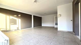 Gezellig 2-slaapkamerappartement met lichtrijke leefruimte, aparte keukenruimte met toestellen, klein terrasje vooraan en groot terras...