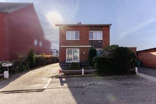 Deze op te frissen halfopen eengezinswoning is gunstig gelegen op een centrale & rustige locatie in een kindvriendelijke & residentiële omgeving op slechts enkele minuten van het centrum van Grobbendonk met in de directe nabijheid winkels, openbaar vervoer, een basisschool vlakbij & belangrijke invalswegen. Zo is de op-en afrit van de autostrade (E313) slechts op 10 minuten gelegen. <br /><br /><u>Indeling kelder:</u> volledig onderkelderd en ingericht als opslagruimte & garage<br /><br /><u>Indeling gelijkvloers:</u> inkomhal, woonkamer met eetruimte, keuken, berging (wasmachine + droogkast), gastentoilet, badkamer, terras & tuin (ZO-oriëntatie)<br /> <br /><u>Indeling eerste verdieping:</u> nachthal, toilet & 4 slaapkamers<br /><br /><u>Indeling tweede verdieping:</u> bergzolder<br /><br /><strong>BIJZONDERHEDEN:</strong><br /><br />- Centrale, rustige ligging nabij centrum Grobbendonk & autostrade (E313)<br />- Basisschool vlakbij (kindervriendelijke buurt)<br />- 4 ruime slaapkamers<br />- GEEN renovatieverplichting<br />- Nieuwe HR-ketel van 2024<br />- Schuin dak 15 cm isolatie<br /><br /><strong>Beschikbaar bij akte na betaling.</strong><br /><br />Voor meer info of een bezoek kan u ons bereiken op +32 473 37 28 40 of info@immobilli.be