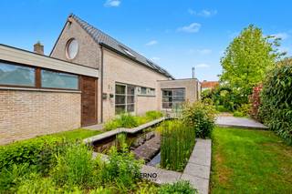 <strong>Rustig gelegen open bebouwing met ruime tuin<br /><br />ALLE INFO EN DOCUMENTEN TE RAADPLEGEN VIA: WWW.REUKENS44.BE</strong><br /><br />In een rustige en residentiële buurt van Schellebelle bevindt zich deze charmante open bebouwing op een mooi perceel van 795 m². De woning combineert een aangename woonomgeving met een praktische indeling en een mooie, grote tuin, ideaal voor wie op zoek is naar rust en comfort.<br /><br />Op het gelijkvloers bevinden zich de inkomhal met ingebouwde kleerkast, gastentoilet en een eerste berging (wasplaats). Verder vinden we de leefruimte met open keuken en aansluitend een ruime voorraadberging. Ook op het gelijkvloers bevindt zich naast de eerste ruime slaapkamer met ingebouwde kleerkast, een vernieuwde badkamer met ligbad, lavabomeubel en toilet.<br /><br />De eerste verdieping omvat een tweede ruime slaapkamer, een douchekamer en een afzonderlijk toilet. De open mezzanine zorgt voor een aangenaam loftgevoel en kan perfect omgebouwd worden naar een afgesloten derde slaapkamer, bureau- of hobbyruimte.<br /><br />Buiten geniet u van een volledig aangelegde tuin met vijverpartijen, waar het heerlijk vertoeven is in alle rust en privacy. Aanpalend aan de woning is er een ruim tuinhuis alsook een carport. De woning behaalt een gunstig EPC-label C en beschikt bovendien over een conforme elektrische installatie.<br /><br />Hoewel de woning rustig gelegen is, woont u hier op korte afstand van openbaar vervoer en belangrijke verbindingswegen richting Wetteren, Gent en Dendermonde.<br /><br />Troeven
<ul>
<li>Open bebouwing op perceel van 795 m²</li>
<li>Vernieuwde badkamer + douchekamer</li>
<li>EPC C</li>
<li>Conforme elektriciteit</li>
<li>Rustige ligging doch centrale ligging</li>
<li>Mooie tuin met vijverpartijen en ruim tuinhuis</li>
</ul>
<br />Voor meer informatie of een bezoek: niels@berno.be – 052/20.24.40