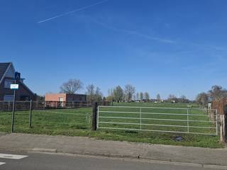 Op zoek naar een project voor het bouwen van 2 halopen woningen op een rustige, groene locatie? Dan bieden deze twee identieke bouwgronden een unieke kans. U geniet hier van een prachtig uitzicht op het achterliggende landschap en de mogelijkheid tot het realiseren van 2 halfopen bebouwingen.<br />De bouwvoorschriften laten zowel woningen met zadeldak als met plat dak toe. Met een bouwdiepte van 18 meter op het gelijkvloers en 12 meter op de verdieping, kan u hier moeiteloos een ruime woning realiseren met een bewoonbare oppervlakte van meer dan 200 m².<br />Daarnaast bevindt het centrum met alle nodige voorzieningen zich in de nabije omgeving. Dankzij de vlotte verbinding naar de E17 (Antwerpen – Gent) combineert deze ligging perfect rust en bereikbaarheid.<br />Kortom, de ideale locatie voor wie comfortabel en groen wil wonen zonder in te boeten aan mobiliteit.<br />Wenst u meer informatie over de bouwvoorschriften of andere details? Aarzel niet om contact op te nemen.<br /><br />Wg - Vkr - Vv - Gmo - Gvg