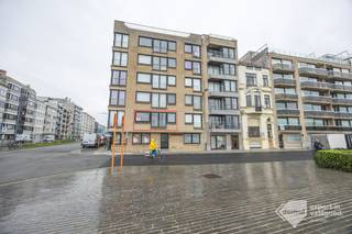Op zoek naar een gezellige stek aan zee? Ontdek deze mooie, verzorgde studio op de eerste verdieping, ideaal gelegen dicht bij winkels en de Albert I-promenade! De studio geniet van aangename grote raampartijen en zicht op de drie gapers. Doordat de badkamer mooi is afgezonderd vormt dit extra comfort waardoor je in alle rust kan opfrissen. Ook is er de mogelijkheid om in de buurt een afgesloten garagebox bij aan te kopen. Dankzij de uitstekende ligging bevinden het strand, de winkels, restaurants en het openbaar vervoer zich allemaal op wandelafstand. De ideale uitvalsbasis voor een heerlijk vakantieverblijf aan zee! Laat deze kans niet voorbijgaan en plan vandaag nog uw bezoek!