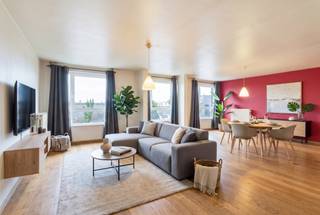 Dit modern appartement in een recente residentie bevindt zich op een uitstekende, centrale locatie in Harelbeke, op wandelafstand van winkels, scholen en openbaar vervoer.<br /><br />INDELING:<br />De ruime en lichtrijke leefruimte met open keuken en eetruimte brengt u via de nachthal naar de slaapkamer. De badkamer is voorzien van een ligbad en lavabomeubel, en er is een apart gastentoilet voor extra comfort. Een praktische berging zorgt voor voldoende opbergruimte.<br /><br /><br />TROEVEN:<br />- EPC A !<br />- Elektriciteit conform AREI<br />- Parkeerplaats inbegrepen<br />- Centrale ligging in Harelbeke<br /><br />Ben je op zoek naar een instapklaar appartement op een toplocatie in Harelbeke? Plan dan vandaag nog jouw bezoek in!<br /><br />REF:AI/26108/K<br />UC: 20250111-003502438-RES-1