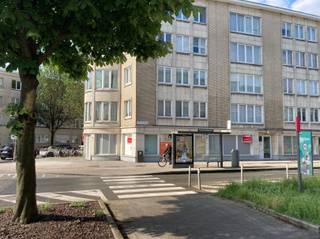 Bureau au coin d'une rue commerçante  ...