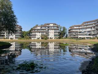 ✨Exclusief gelijkvloers appartement in privaat domein Steelander✨<br />✨ Leven in luxe & rust ✨<br /><br />Dit prachtige gelijkvloerse appartement (laatste fase!) in Domein Steelander biedt u een unieke kans op een leven vol comfort en stijl.<br />Met hoogwaardige afwerking, overal ingemaakte kasten en een doordacht design, is dit echt een droomplek.<br /><br />Kenmerken:<br />🛌 2 ruime slaapkamers met parketvloer, inbouwkasten en ingebouwd bureel van Diapal in slaapkamer 2.<br />🛁 Luxe badkamer: inloopdouche, massage ligbad en toilet.<br />🌳 Zuid-gericht terras en gemeenschappelijke tuin met prachtige vijvers: geniet van zon en groen.<br />🚗 Ruime ondergrondse garage met manuele kantelpoort (kan geautomatiseerd worden) (afmetingen poort: hoogte: 2,07 m, breedte poort: 2,70m, breedte garage: 3,30m, diepte garage: 5,30m, hoogte: 2,40m (laagste punt) en 2,95m (hoogste punt)).<br />🛡️ Verisure alarmsysteem: optimaal beveiligd voor uw gemoedsrust.<br />🧑🍳 Praktische keuken van Diapal: veel opbergruimte, onzichtbare laden en koffie corner.<br />🛋️ Ruime living met parketvloer, inbouw kasten, alsook met ingebouwd bureel.<br />🧺 Handige berging: extra opbergruimte binnen handbereik. Voorziening voor wasmachine en droogkast,koelkast/diepvries. Inbouwkasten van DM Line aanwezig met ingebouwde spoelbak. <br />🌅 Uitzicht op vijver: een rustgevend uitzicht vanuit keuken en leefruimte.<br />🚪 Inkomhal: met heel ruime ingemaakte schoenen- en vestiairekast van Diapal.<br />🧺 Shopping: private weg naar de Albert Heijn<br />💡 Gordijnen en licht armaturen zijn inclusief<br />🗝️Privaat domein, afgesloten met 2x automatische toegangspoorten.<br />🅿️ Garage is bij te kopen aan 40.000 euro.<br /><br />Alle meubelen kunnen worden mee verkocht, prijs bespreekbaar.<br /><br />Dit appartement is een absolute parel!<br /><br />Mis deze unieke kans niet en plan vandaag nog een bezichtiging. Beleef zelf de luxe en de sfeer van dit exclusieve eigendom.<br />Contacteer ons voor meer informatie! Bel <strong>0495 44 03 93</strong> of e-mail <strong>info@expertimmo.be - guillaume@expertimmo.be</strong>.<br /><br /><u>Wettelijke info : </u><br />EPC : 104 kWh/m² - B-label<br />Renovatieplicht : neen<br />Asbest : niet van toepassing<br />Elektriciteit : Conform<br />Watertoets : P-score : B, G-score : A, geen natte voeten !<br />Stedenbouw : geen beschermd monument, niet op inventaris, vergunning uitgereikt, woongebied, geen dagvaarding uitgebracht, geen voorkooprecht ruimtelijke ordening aanwezig, geen Verkavelingsvergunning, geen overstromingsgebied, niet gelegen in afgebakend oevergebied, geen watergevoelige openruimtegebieden.<br />Erfgoed : geen erfgoed<br /><br /><br />#DomeinSteelander #ExclusiefAppartement #LuxeWonen #Gelijkvloers #ZuidGerichtTerras #GemeenschappelijkeTuin #Vijver #RuimeGarage #IngebouwdeKasten #DesignKeuken #Droomwoning<br />