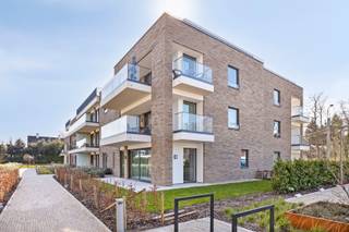 Welkom in Domein Beverhof, een uniek woonproject in de rand rond Beveren-Roeselare.<br />Dit project ligt vlakbij het centrum van Beveren en op fietsafstand van het station en de binnenstad van Roeselare. Het combineert zijn unieke ligging in het groen met een uitstekende bereikbaarheid, zowel met de wagen als met de fiets. De E403-snelweg is vlot en snel bereikbaar via de Beversesteenweg.<br /><br />Dit appartement is gelegen op de gelijkvloerse verdieping, en is voorzien van een twee leuke terrassen.<br />De indeling is als volgt: een inkomhal en gastentoilet, lichtrijke woonkamer met goed uitgeruste open keuken, ruime berging, twee slaapkamers, twee badkamers en ruime zonneterrassen. De open leefkeuken is een echte eyecatcher in de lichtrijke leefruimte!<br />Verder kunnen we vanuit het appartement makkelijk naar de ondergrondse garage waar de verschillende privatieve garages gelegen zijn.<br /><br />De kwalitatieve afwerking van het interieur zorgt voor een perfect gevoel van leef-en wooncomfort.<br />De expertise van een ervaren bouwpromotor en bouwteam staan garant voor de verantwoorde keuze van Uw investering.<br />De gebruikte technieken (lucht-water warmtepomp) en de doorgedreven isolatie en ventilatie, resulteert tevens in energiezuinige appartementen.<br /><br />Ontdek snel dit prachtige appartement, gelegen op een toplocatie. Plan uw afspraak via 051|201.400.<br /><br /> 