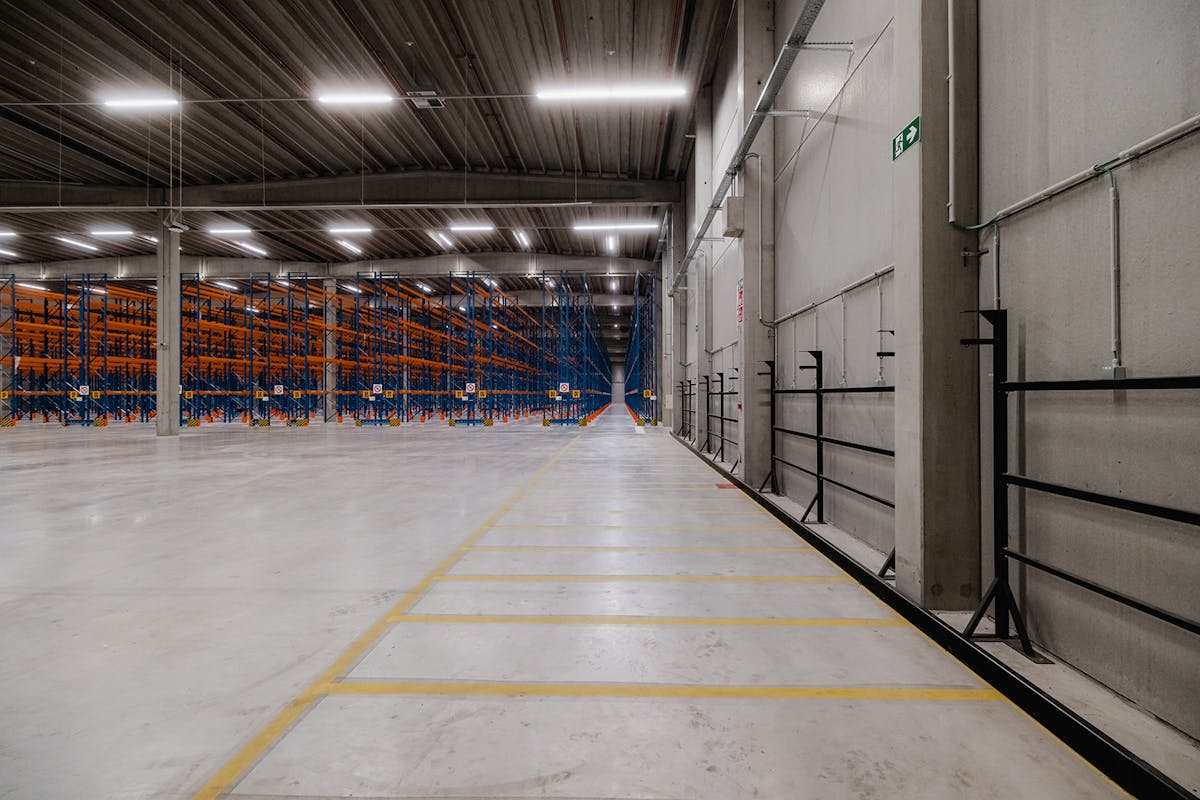 Strategically located warehouse (9,255m²) for rent in Willebroek - photo 4