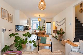 Deze verzorgde en smaakvol ingerichte woning is gelegen aan de Essenhoutstraat in Kapellen, op korte afstand van winkels, scholen en andere voorzieningen. De woning combineert een praktische indeling met een warme, hedendaagse afwerking.

Via de inkomhal kom je binnen in de ruime leef- en eetkamer met open keuken. De keuken is voorzien van een inductiekookplaat, dampkap, oven en voldoende kastruimte. Dankzij de grote schuiframen aan de achterzijde geniet de leefruimte van veel natuurlijk licht en een mooi zicht op de tuin. 

Op het gelijkvloers bevinden zich verder een apart gastentoilet en een praktische berging met toegang tot de overdekte zij-ingang, ideaal voor fietsen en extra opslagruimte.

Op de eerste verdieping bevinden zich drie slaapkamers en een ruime badkamer, uitgerust met een ligbad, inloopdouche en dubbele lavabo.

Een aparte, vaste betonnen trap leidt naar de bovenste verdieping. Hier bevinden zich een ruime master bedroom met zichtbare houten balken en een aansluitende dressing. Een fijne, afzonderlijke verdieping met de nodige privacy.

Ook buiten is het aangenaam vertoeven. De gezellige, onderhoudsvriendelijke tuin beschikt over een ruim terras, een houten loungeplatform en verschillende zitmogelijkheden. 
Dankzij de groene omheining geniet je hier van de nodige privacy.

Een instapklare woning met een aangename indeling, drie slaapkamers, ruime dressing en een gezellige buitenruimte, gelegen op een centrale locatie in Kapellen.

Wenst u meer informatie of een bezichtiging? Contacteer ons via 03 568 03 03 of tom@vastgoed03.be.
