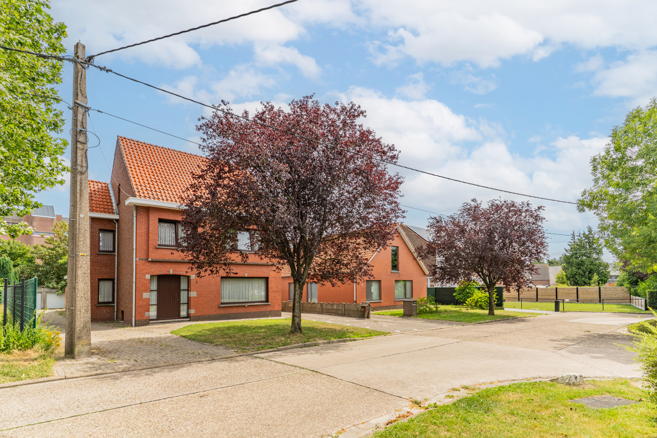 Ideaal gelegen open bebouwing met gekoppelde garage op een mooi grondstuk van 725m² - foto 2