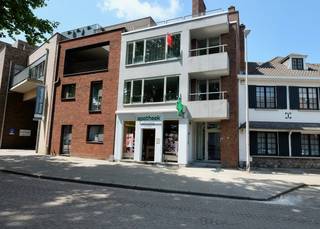 Op zoek naar een instapklaar appartement met stijl en buitencomfort? Dit volledig gerenoveerde appartement op de derde...