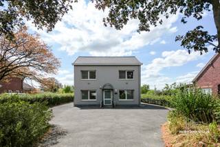 Deze vrijstaande eigendom is rustig gelegen op een mooi perceel van maar liefst 2.091m² en werd jarenlang gebruikt als woon- en gezondheids-/welzijnsinstelling, gekend onder de naam ’t Bellemhuis. Dankzij de ruime indeling en de goede toegankelijkheid biedt het pand heel wat mogelijkheden.<br /><br />Op het gelijkvloers bevindt zich een aangename leefruimte met eet- en zithoek, die aansluit op de ruime, volwaardige keuken voorzien van toestellen. Vooraan is er bovendien een gezellige ontmoetings- en zithoek met zicht op de voortuin.<br /><br />Verder telt het gelijkvloers vijf slaapkamers en een ruime badkamer. Een belangrijke troef is dat deze verdieping en het verdiep volledig rolstoeltoegankelijk is.<br /><br />Via de traphal bereiken we de bovenverdieping, waar zich nog eens drie slaapkamers en een tweede badkamer bevinden. In totaal beschikt de eigendom dus over maar liefst acht slaapkamers en twee badkamers.<br /><br />Achteraan bevindt zich een garage die eveneens uitstekend dienst kan doen als praktische berg- of opslagruimte. Aan de voorzijde van het gebouw is er ruime parkeergelegenheid op eigen terrein.<br /><br />Ook buiten is het bijzonder aangenaam vertoeven. Achter de woning strekt zich een mooie weide uit, waar momenteel enkele paarden grazen. De combinatie van de rustige ligging, het ruime perceel en de royale binnenruimtes maakt van deze eigendom een bijzonder veelzijdig geheel.