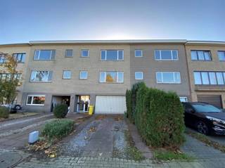 Ruim appartement met 2 slaapkamers en terras op de 2de verdieping van een kleinschalig gebouw. Gelegen in een kindvriendelijke, rustige en groene...