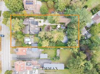 Charmante alleenstaande woning met grote tuin, aparte kantoor of praktijkruimte en bouwgrond – MaldegemDeze charmante alleenstaande woning met een...