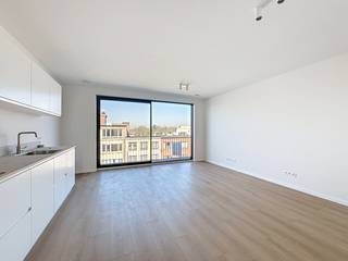 Nieuwbouw appartementen op de 2e en 3e verdieping.Indeling: woonkamer op parket, open keuken met alle toestellen, hal met kasten en aaansluiting...