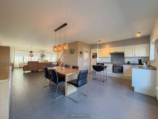 ZEER RUIME en INSTAPKLARE woning op een GUNSTIGE LIGGING nabij het centrum van Herzele. Deze eigendom bevindt zich op wandelafstand van de...