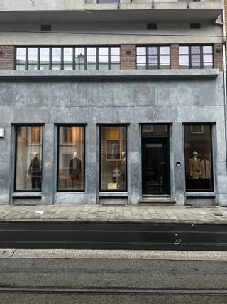 Op zoek naar een goed gelegen handelspand? Deze commerciële ruimte van 81 m² aan de Kortrijksepoortstraat 122 biedt een ideale uitvalsbasis voor diverse ondernemingsactiviteiten.<br /><br />De grote glaspartijen aan de voorzijde zorgen voor een aangename lichtinval en geven het pand een open en uitnodigend karakter. Bovendien geniet uw zaak van een uitstekende zichtbaarheid dankzij de brede etalage langs de straatzijde.<br /><br />Het pand is praktisch ingericht en omvat naast de handelsruimte ook een berging, een kitchenette en een afzonderlijk sanitair. De efficiënte indeling maakt het mogelijk om de ruimte onmiddellijk in gebruik te nemen.<br /><br />EPC label B: 20260612-0003886622-KNR-1<br /><br />Contacteer Louise 0493 76 17 53 of louise@centeroffice.be