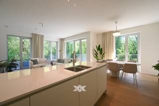 U vindt dit hoekappartement van 134 m² in het nieuwbouwproject Bloei in Gent. Het appartement beschikt over een inkomhal met een berging, een gastentoilet en plaats voor een vestiairekast. De lichtrijke leef- en eetruimte met open keuken sluit aan op het riante terras van 27m² met oostelijke oriëntatie en een uitzicht over het park. Het appartement beschikt over vier slaapkamers en twee badkamers waarvan één en-suite uitgerust met een dubbele lavabo, een toilet en een inloopdouche of ligbad.<br /><br />Bloei is een duurzaam nieuwbouwproject ingeplant tussen het Vossenbos en een park en dit op 7 minuten fietsen van het Station Gent Sint-Pieters en op wandelafstand van de tramhalte lijn 1. <br /><br />De architecten besteedden veel aandacht aan een doordachte indeling, lichtinval en kwalitatieve zonneterrassen. Bovendien is er voor ieder appartement een ondergrondse parking en berging voorzien.<br /><br />Bewoners genieten van een warmtepomp in combinatie akoestische en thermische isolatie, resulterend in een E-peil lager dan E22. Vloerverwarming is er de standaard. <br /><br />Benieuwd naar Bloei? Een persoonlijke, vrijblijvende afspraak via gilles@landbergh.be of 09 225 25 24. 