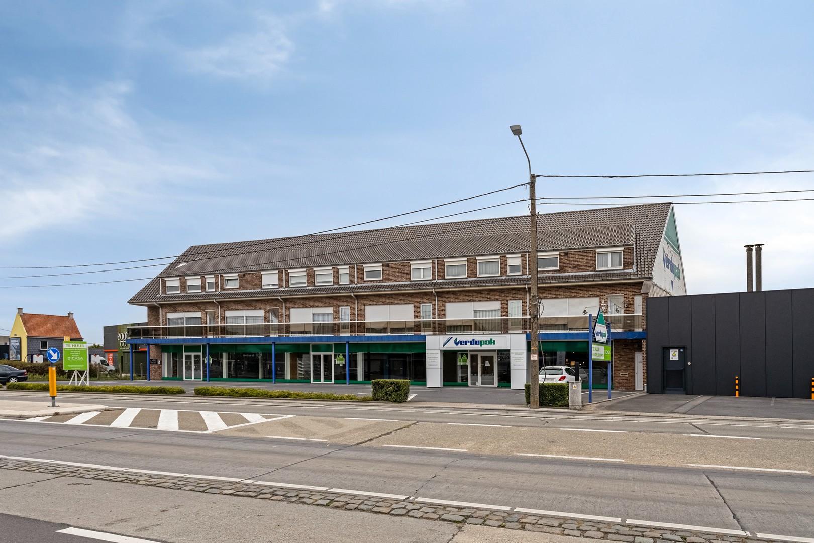 Handelsruimte van 755 m² met voorliggende parking met commerciële ligging - foto 1