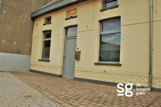 Vlakbij het centrum van Zingem, vinden we deze leuke en gezellige woning terug. De indeling is als volgt: bij binnenkomst een inkomhal met toegang...