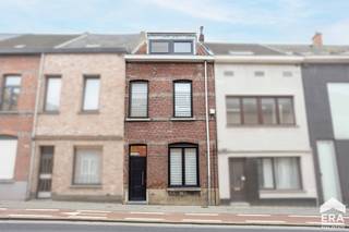 Ben je op zoek naar een instapklare stadswoning met 4 slaapkamers in een centrale, maar rustige omgeving? Gevonden!Op wandelafstand van het station...