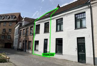 Deze gezellige rijwoning is gelegen nabij 't Zand Brugge met een prachtig uitzicht op de Brugse Reitjes. Het is een uitstekende ligging waarbij...