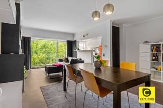 <p><span>Lichtrijk 2-slaapkamerappartement (93 m²) met extra bureau, terras en EPC B!</span></p><p><span>Bent u op zoek naar een ruim en gezellig appartement op een aangename locatie? Dit charmante appartement van ca. 93 m² (cfr. EPC) bevindt zich op de tweede (en bovenste) verdieping van een kleinschalig gebouw zonder drukke bovenburen. Met een uiterst gunstig EPC B-label, twee volwaardige slaapkamers én een extra multifunctionele ruimte biedt deze woning tal van mogelijkheden voor wie comfortabel wil wonen of op zoek is naar een slimme investering.</span></p><p><span> </span></p><p><span>Inkomhal, leefruimte &amp; open keuken</span></p><p><span>Bij binnenkomst stapt u in de centrale inkomhal die is uitgerust met een apart gastentoilet. De royale leefruimte vormt het hart van de woning en valt op door een aangename, natuurlijke lichtinval. Dankzij de naadloze aansluiting op de open keuken geniet u hier van een heerlijk ruimtelijk gevoel en gezellig contact met familie of gasten tijdens het koken.</span></p><p><span> </span></p><p><span>Slaapkamers, extra bureau &amp; badkamer</span></p><p><span>Het appartement beschikt over twee volwaardige, rustige slaapkamers van ca. 14 m² en 10 m². De grootste slaapkamer geeft direct toegang tot het terras. Een grote troef van de woning is de extra bergruimte, die momenteel doordacht is ingericht als een fijne thuiswerkplek of bureauruimte. De badkamer is uitgerust met een ontspannend ligbad waarin u heerlijk kunt tot rust komen.</span></p><p><span> </span></p><p><span>Terras, kelder &amp; optionele garagebox</span></p><p><span>Grenzend aan de hoofdslaapkamer bevindt zich het zuidoost-georiënteerde terras van ca. 5 m². Hier start u de dag ideaal met de eerste zonnestralen en een tas koffie. Inbegrepen in de woning is een private kelderberging voor het opbergen van uw spullen. Achter het gebouw heeft u bovendien de mogelijkheid om een afgesloten garagebox mee aan te kopen voor 27.500 euro.</span></p><p><span> </span></p><p><span>Extra troeven:</span></p><p><span>- Kleinschalig gebouw: Gelegen op de bovenste verdieping voor veel rust en privacy.</span></p><p><span>- Ruime indeling: Ca. 93 m² bewoonbare oppervlakte (cfr. EPC) met veel lichtinval.</span></p><p><span>- Duurzaam: Gunstig EPC-label B.</span></p><p><span>- Multifunctioneel: 2 slaapkamers (14 m² en 10 m²) én een ingerichte bureauruimte.</span></p><p><span>- Zonneterras: Zuidoost-georiënteerd terras van ca. 5 m².</span></p><p><span>- Parkeercomfort: Privatieve kelder én optionele garagebox achter het gebouw ( 27.500).</span></p><p><span>- 10 cm dakisolatie</span></p><p><span> </span></p><p><span>Bent u geïnteresseerd in de mogelijkheden van dit verrassend ruime appartement? Neem snel contact met ons op voor een afspraak ter plaatse!</span></p>