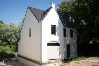 <p><span>Dit is de rechtse woning van 2 prachtige nieuwbouw woningen. Zie foto's van de linkse woning voor de huidige binnenkant waar men volop bezig is met het plakwerk.</span></p><p><span>De woning heeft een E-peil lager dan 20. Ventilatiesysteem D, is voorzien van zonnepanelen en vloerverwarming. Een warmtepomp is mogelijk.</span></p><p><span>Welkom in deze prachtige woning in het charmante Meldert, perfect voor wie op zoek is naar ruimte en comfort! Met een bewoonbare oppervlakte van 269 m² biedt dit huis voldoende ruimte voor een groot gezin. </span></p><p><span>Bij binnenkomst wordt u verwelkomd in een ruime en lichte woonruimte die naadloos overgaat in een moderne, volledig uitgeruste keuken. De open indeling zorgt voor een uitnodigende en gezellige sfeer, ideaal voor zowel intieme als uitgebreide bijeenkomsten.</span></p><p><span>De woning beschikt over vier ruime slaapkamers, perfect voor elke gezinssituatie. De hoofd slaapkamer is een oase van rust, die zorgt voor een perfecte nachtrust. Met twee moderne badkamers is er geen gebrek aan comfort en luxe. </span></p><p><span>Bovendien beschikt dit huis over één handige garage, ideaal voor uw voertuig of voor extra opslagruimte. De oprit biedt plaats voor een tweede of mogelijks derde wagen. Het prachtige groene perceel biedt ook veel mogelijkheden voor buitenactiviteiten en ontspanning.</span></p><p><span>Strategisch gelegen in een rustige en groene omgeving, maar toch dicht bij alle noodzakelijke voorzieningen. Dit huis biedt de perfecte balans tussen landelijk wonen en modern comfort. </span></p><p><span> </span></p><p><span>Aarzel niet om deze uitzonderlijke eigendom te ontdekken en u te laten verrassen door alles wat het te bieden heeft!</span></p><p><span> </span></p>
