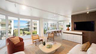 Appartement de trois chambres idéalement situé et rénové avec goût dans le quartier du Zoute, offrant une vue sur la mer et se trouvant à quelques pas de la digue, de la plage et des boutiques de luxe (notamment Chanel, Obumex, etc.).<br /><br />Hall d'entrée avec vestiaire et toilettes invités. Salon et salle à manger lumineux avec accès direct à la terrasse offrant une vue sur la mer. Cuisine ouverte aux finitions haut de gamme, tout confort, avec un coin petit-déjeuner convivial. Chambre principale avec placards intégrés et salle de douche attenante (lavabo, toilettes et douche à l'italienne). Deuxième chambre à part entière avec placards sur mesure et salle de douche privative. Troisième chambre.<br /><br />Cave privative et local à vélos au rez-de-chaussée. Possibilité d'acheter un garage facilement accessible pouvant accueillir deux voitures spacieuses.